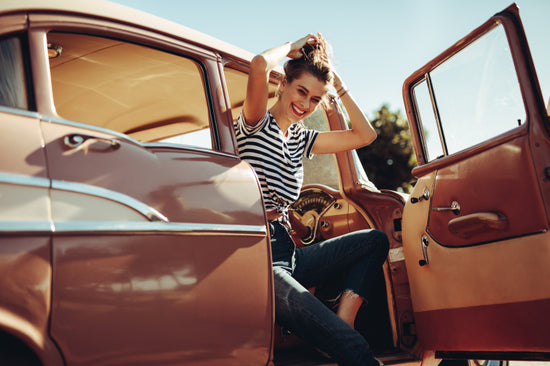 Brunette Frau in Decke im Kofferraum Auto gewickelt. Reisen Sie im Winter.  Auto dekoriert mit festlichen Weihnachtsbeleuchtung. Picknick im Freien.  Einheit mit der Natur Stockfotografie - Alamy