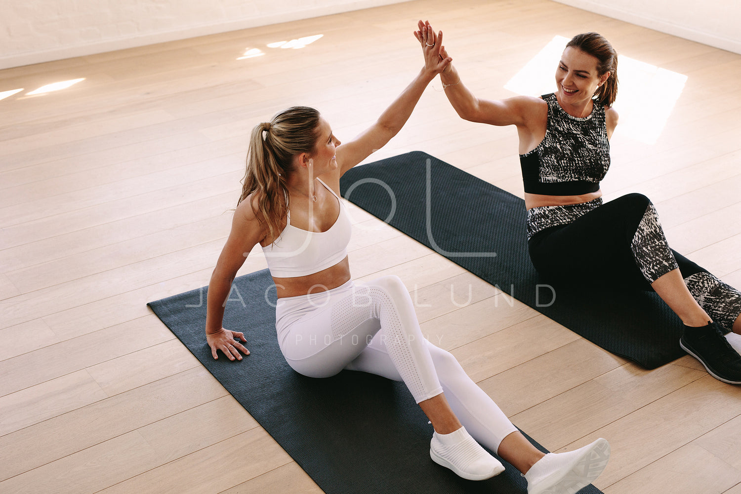 Fitness women motivating each other at the gym – Jacob Lund Photography  Store- premium stock photo