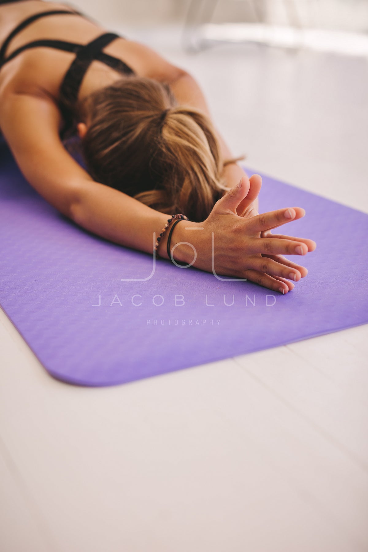 Woman performing pincha mayurasana scorpion yoga – Jacob Lund Photography  Store- premium stock photo
