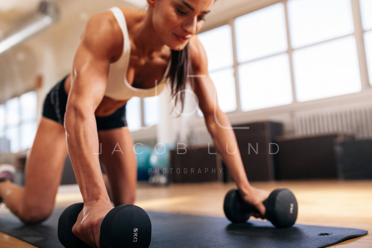 Woman exercising with gymnastic rings in gym – Jacob Lund Photography  Store- premium stock photo