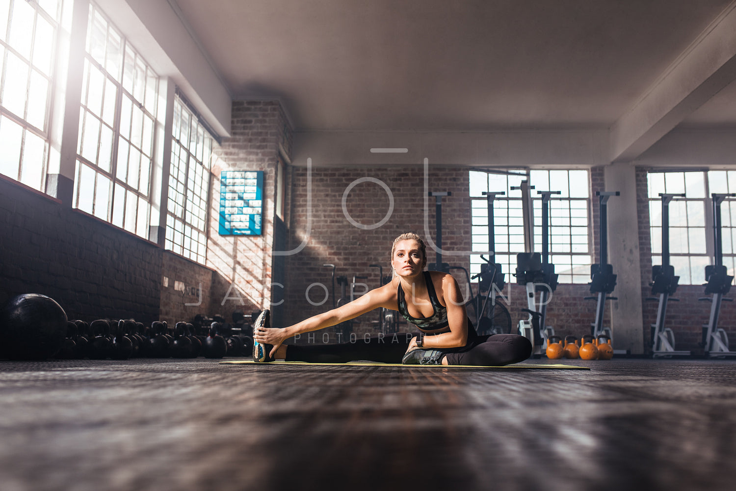 Determined young woman exercising at gym – Jacob Lund Photography