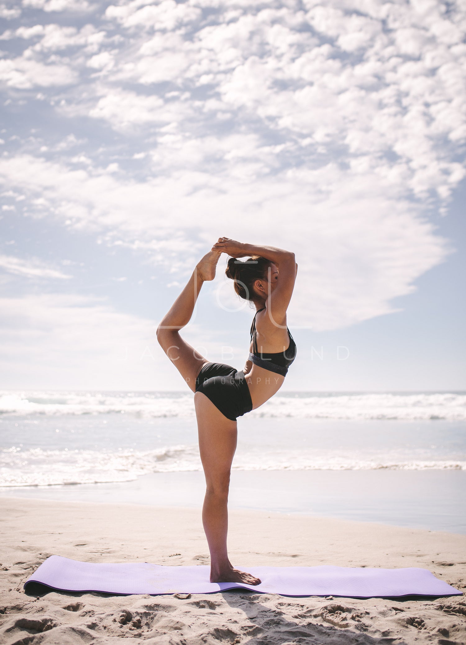 Miranda Kerr in a bikini on the beach in yoga pose The Crab - Irish Mirror  Online
