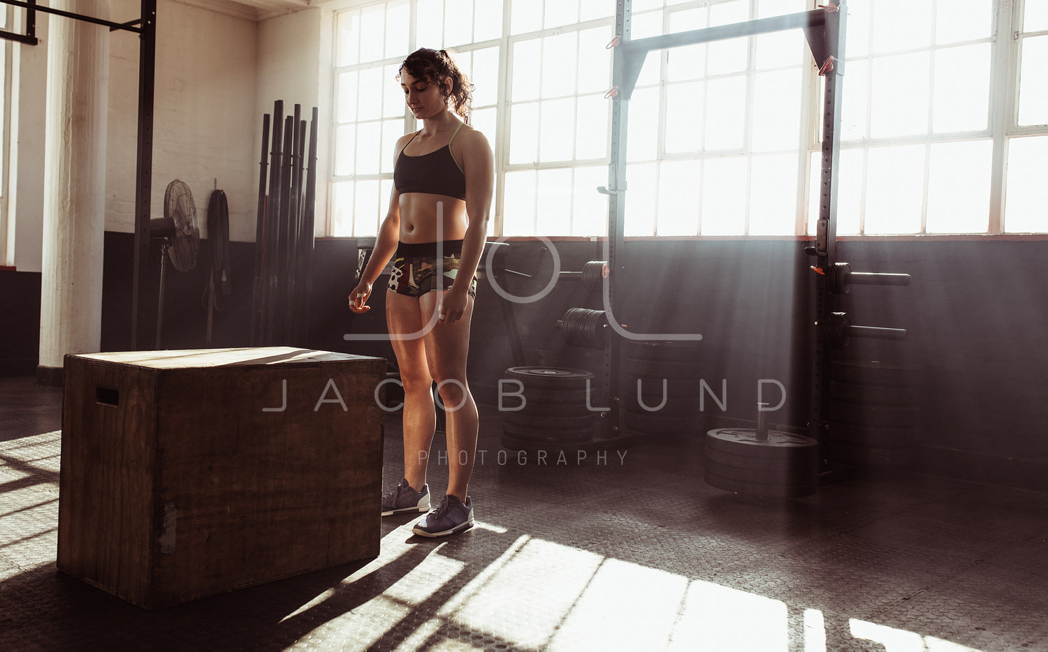 Fit young woman standing in gym – Jacob Lund Photography Store- premium  stock photo