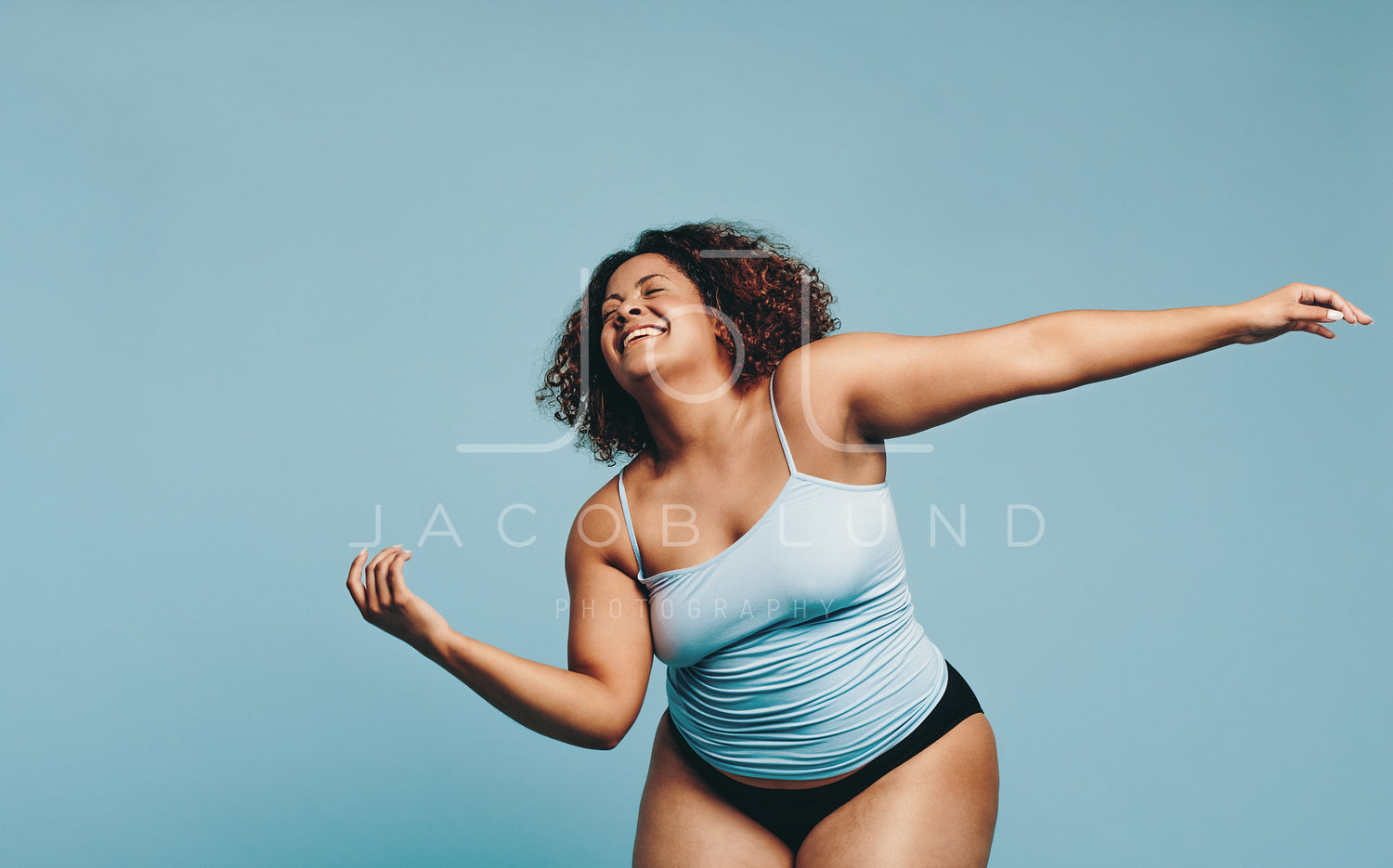 Athletic plus size woman dancing in a studio, expressing body positivi –  Jacob Lund Photography Store- premium stock photo