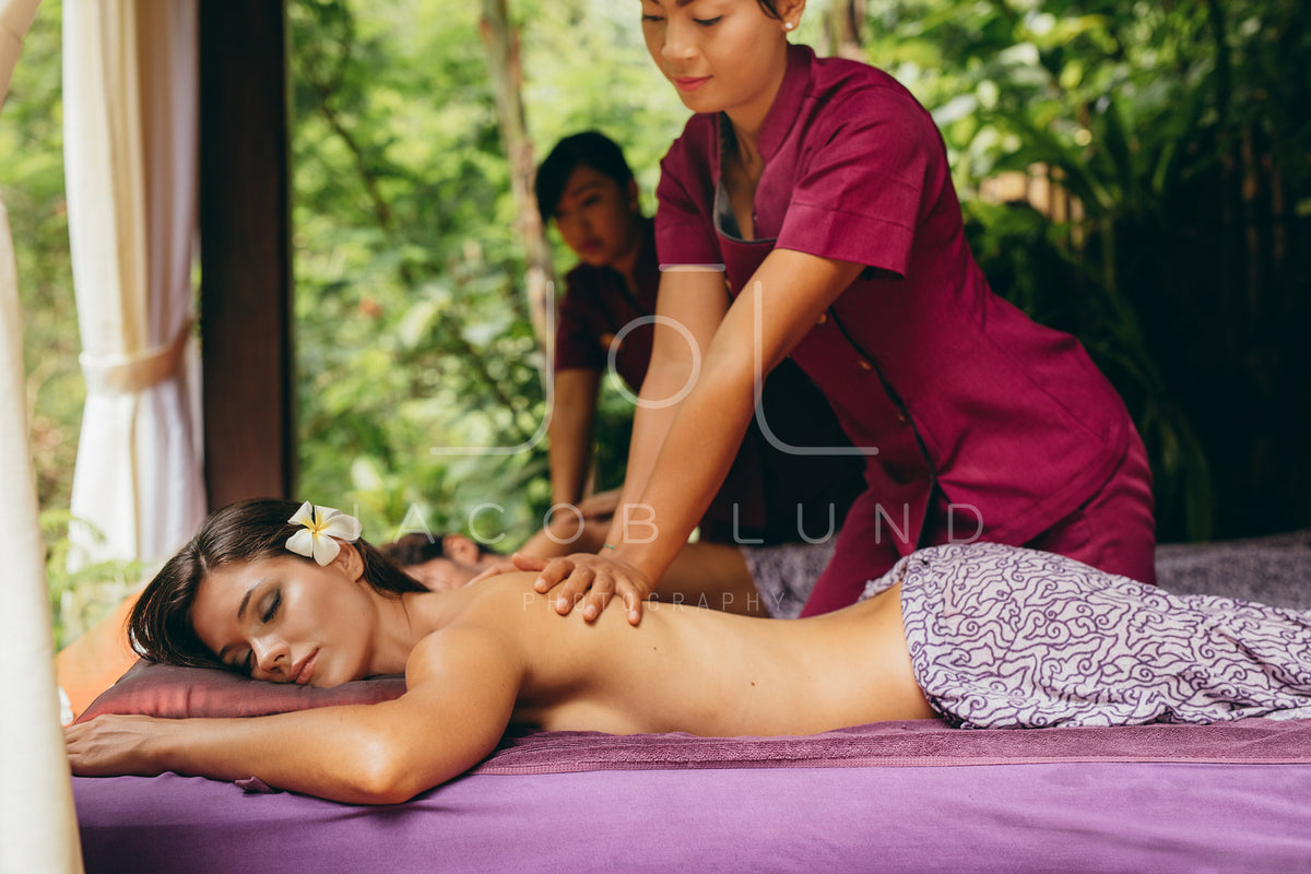 Massage therapist massaging woman at outdoor spa – Jacob Lund Photography  Store- premium stock photo