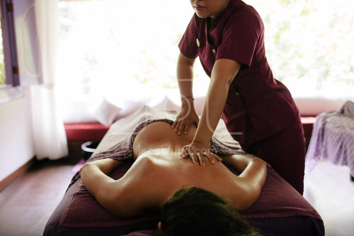 https://jacoblund.com/cdn/shop/products/photo-id-2000043049029-massage-therapist-hands-massaging-back-of-a-woman_1200x800.jpg?v=1563888628