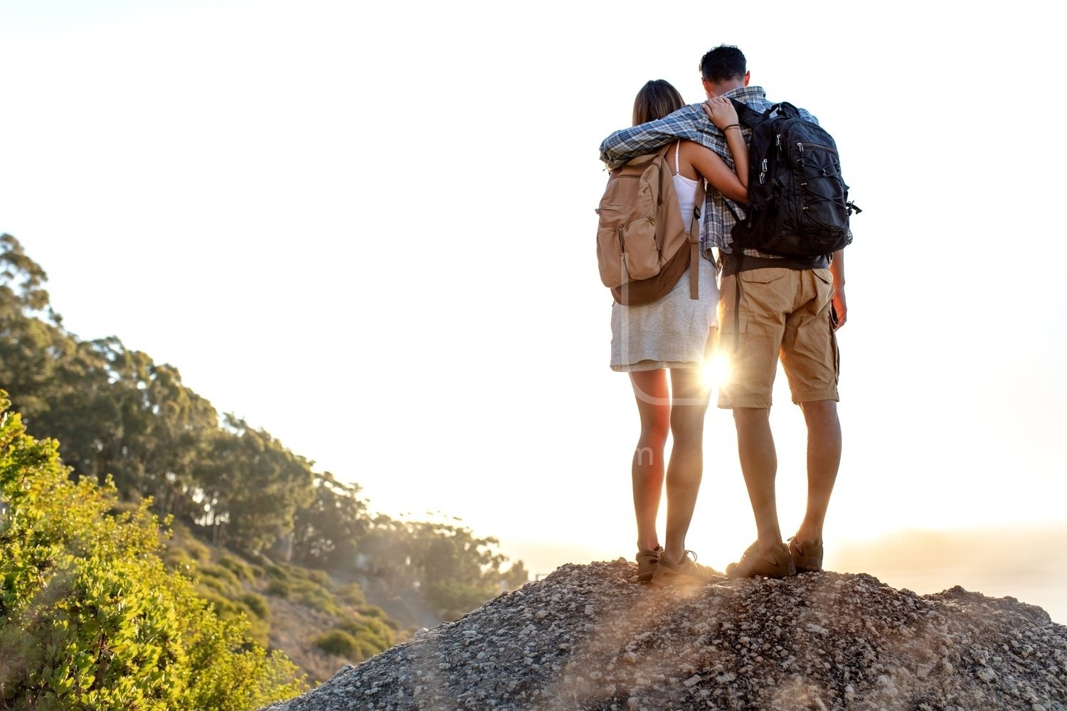 Hiking couple standing on a rock admiring the view – Jacob Lund