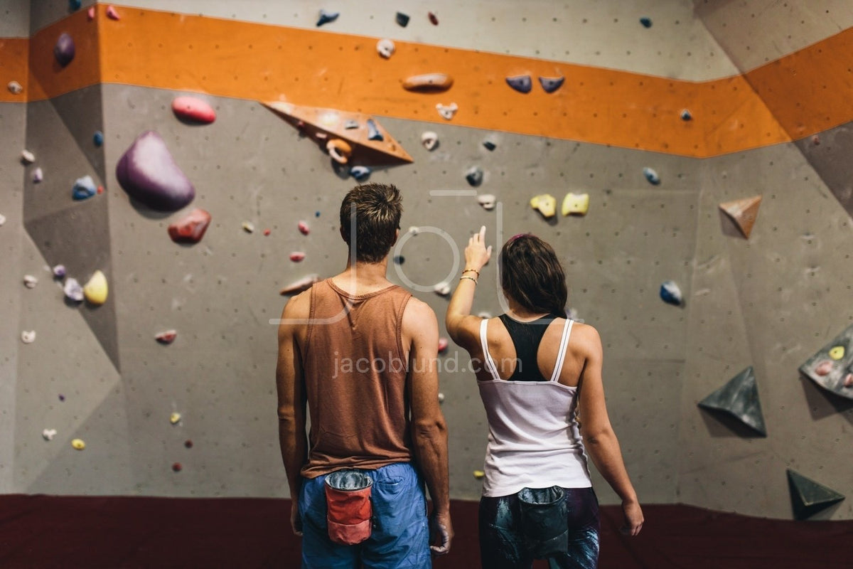 Man and woman at an indoor rock climbing gym – Jacob Lund