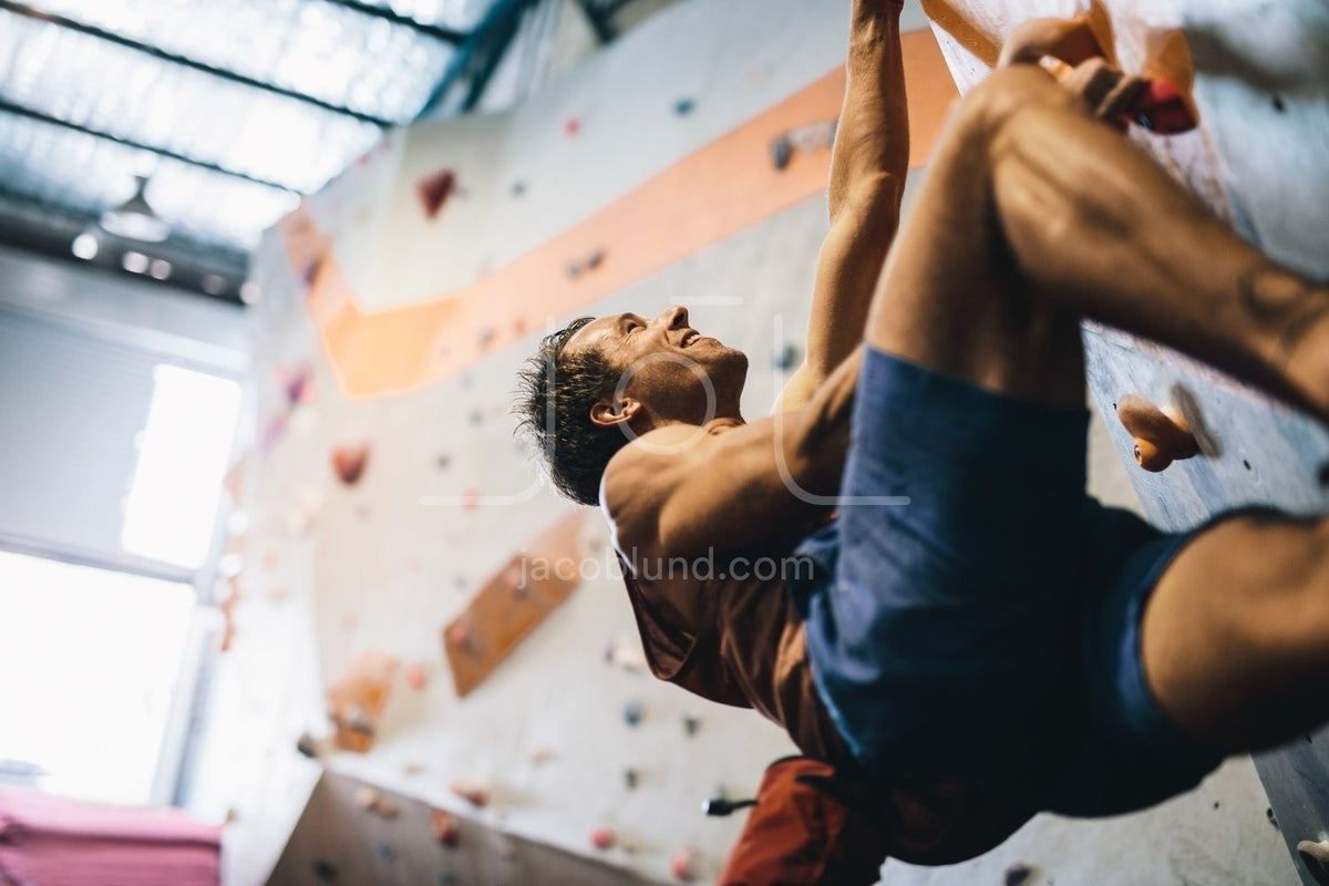 Man and woman at an indoor rock climbing gym – Jacob Lund