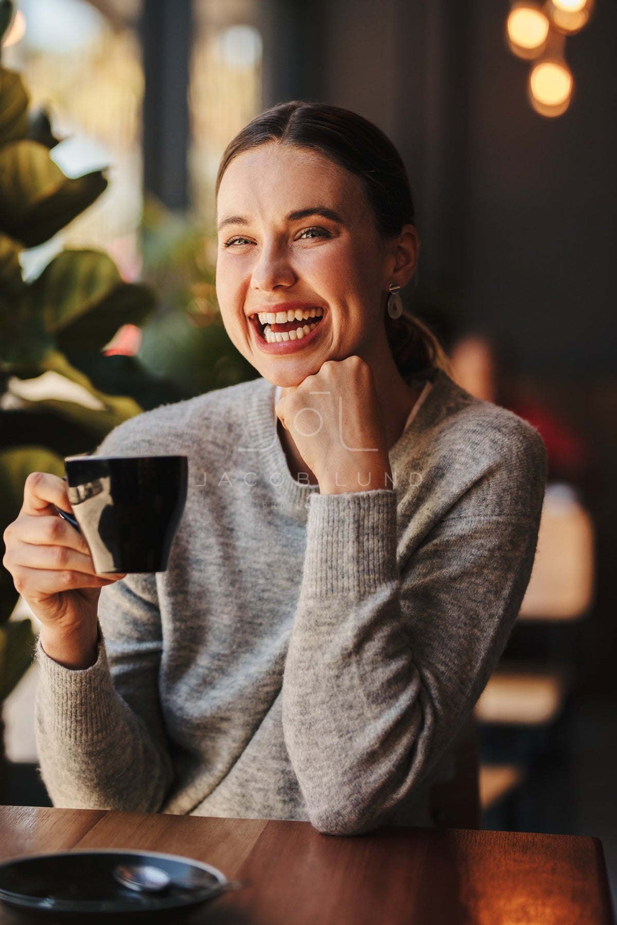 meeting-at-a-coffee-shop-on-valentines-before-going-to-dinner-with-your